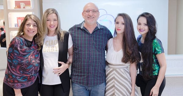 EVENTO - O Boticário reinaugurou um novo conceito de loja no Acre. O espaço, localizado na Galeria Meta, é bastante atraente e interativo. Na foto, o franquiado Luiz Figueiredo com a jornalista Jackie Pinheiro e as blogueiras Mariana Tavares, Luiza Brozzo e Clara Campelo. 