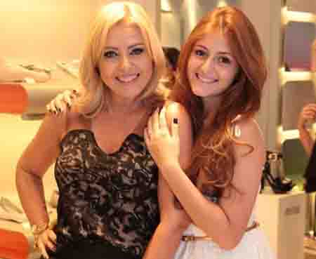 VIP – Empresária Nena Moura colhendo os bons frutos de seus investimentos no segmento da moda em Porto Velho (RO). Na foto, com a filha Raquel, agora ruivíssima!  