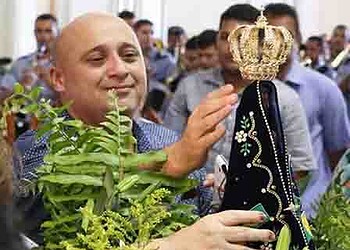 DEVOÇÃO – Colunista social Vagno di Paula foi fotografado pelo fotógrafo Marcos Vicentti, que registrava a chegada da imagem de Nossa Senhora Aparecida em Rio Branco. Momento de emoção!
