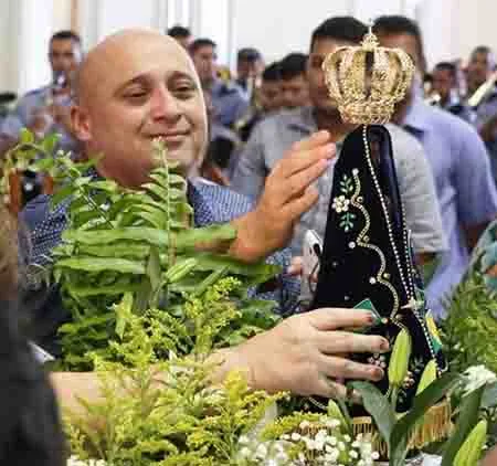 DEVOÇÃO – Colunista social Vagno di Paula foi fotografado pelo fotógrafo Marcos Vicentti, que registrava a chegada da imagem de Nossa Senhora Aparecida em Rio Branco. Momento de emoção!