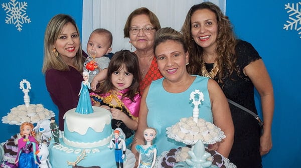 ANIVER – A pequena Isadora trocou de idade e ganhou o carinho de toda a família, das tias Cláudia e Adriana, da avó Dona Chagas e do irmão Henrique. Ebaaa, vida longa!  