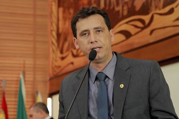 Deputado da oposição se nega a assinar requerimento que pede instalação de CPI