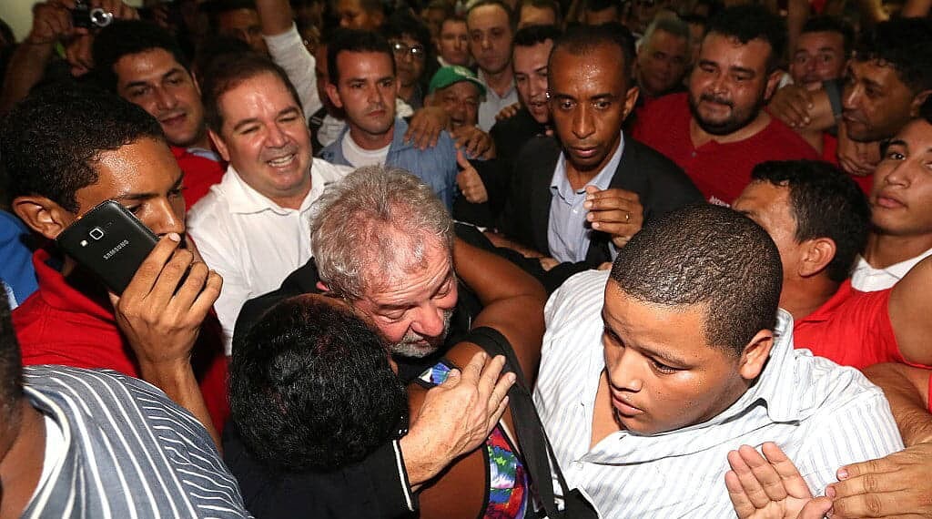 Lula foi recebido com abraços no aeroporto de Rio Branco. (Foto: Sergio Vale)