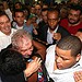 Lula foi recebido com abraços no aeroporto de Rio Branco. (Foto: Sergio Vale)