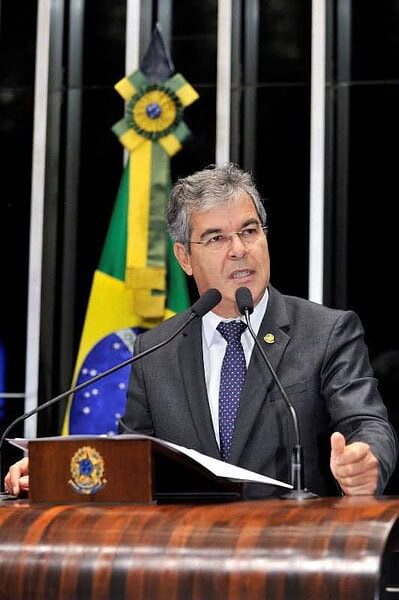 Senador defende fim do financiamento empresarial de campanha