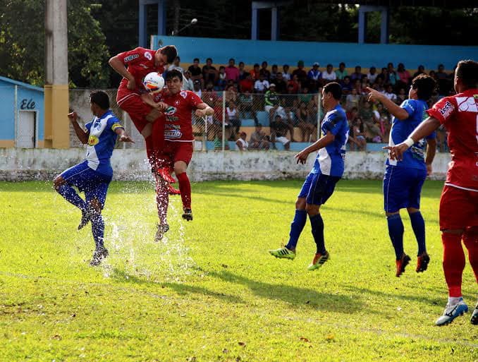 Equipes fizeram duelo equilibrado em gramado com algumas poças d’água. (Foto: João Paulo Maia)