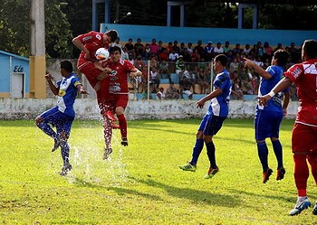 Equipes fizeram duelo equilibrado em gramado com algumas poças d’água. (Foto: João Paulo Maia)