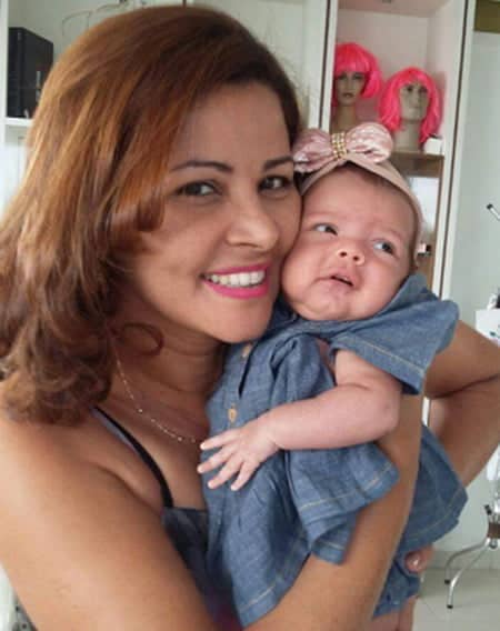 Simone Felix paparicando a netinha Anny Laura, em pose especial para a coluna 