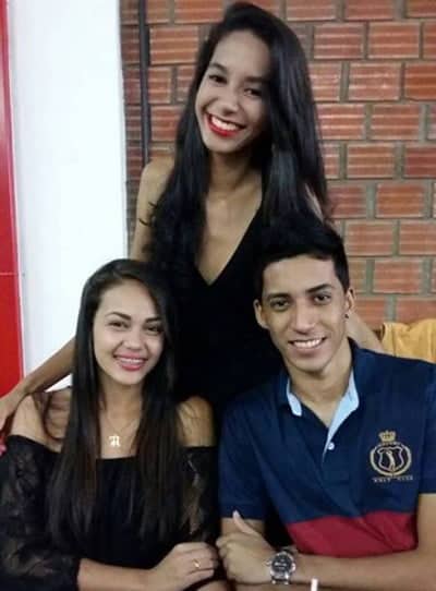  Isadora Theodoro com Thiago e Sandy comemorando seu aniversário com jantar no Maria Farinha.  