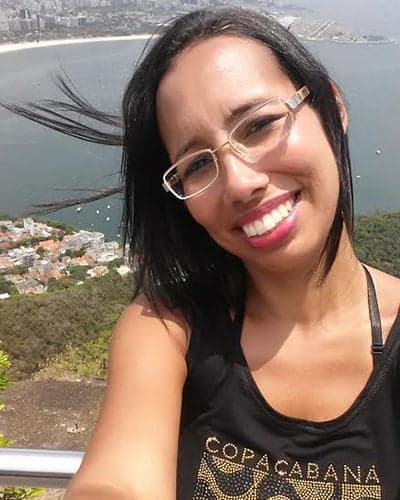 "No último dia 28, terça-feira, quem apagou as velinhas foi a socióloga Leila Maciel de Azevedo. Passou por um momento muito difícil, o qual se submeteu a uma cirurgia, mas está muito confiante, não perdeu o seu lindo sorriso e com certeza já é vitoriosa!!”