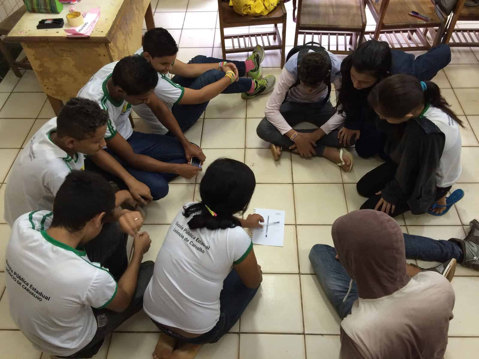 Brincadeiras ‘satânicas’ levam estudantes de Rio Branco à depressão, automutilação e até à beira do suicídio 3 Estudantes aproveitam o intervalo para brincar de “Charlie, Charlie Challeng” na escola. (Foto: Brenna Amâncio/ A GAZETA)