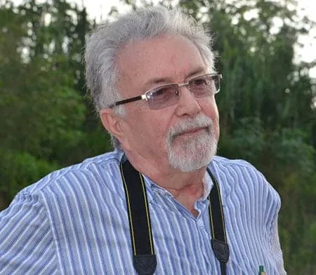 O jornalista Elson Martins completou idade na última quarta-feira, 17. Ele é exemplo de profissionalismo e ética, além de ser um forte nome do jornalismo acreano. Lutou contra a ditadura e teve papel importantíssimo na história do Acre. Ao amigo Elson, parabéns!