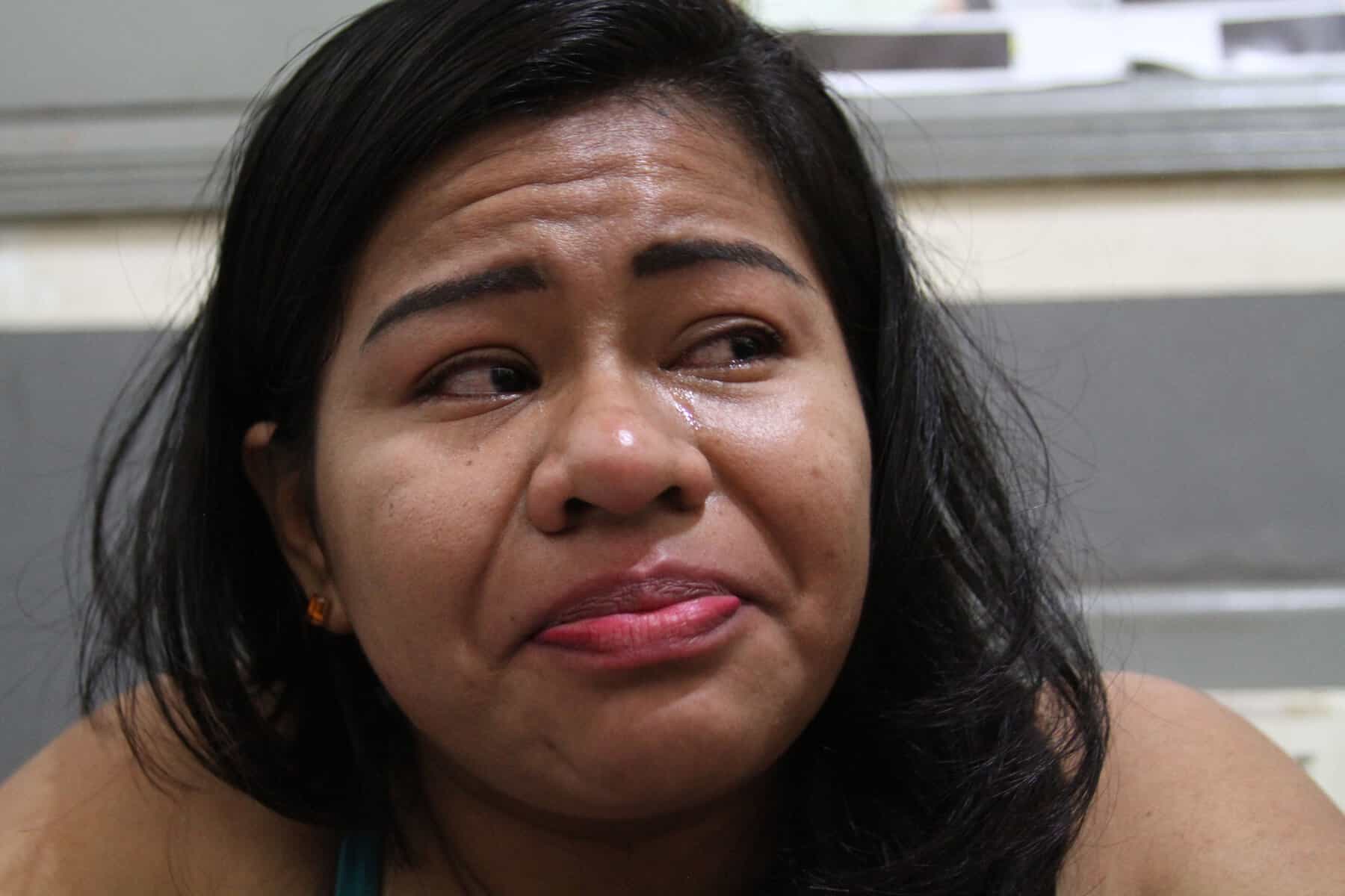 Natali Andrade da Silva, 21, chora ao recordar quando foi usada como mula para levar drogas do Peru para São Paulo, no Brasil. (Foto: Odair Leal/ A GAZETA)