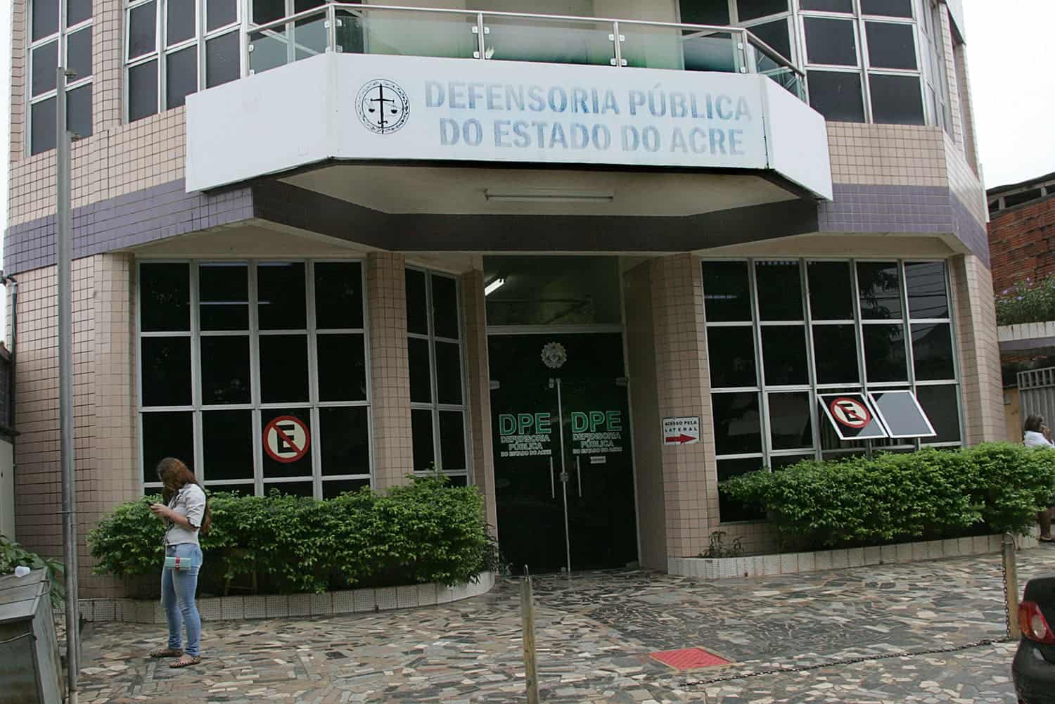 O Código de Processo Penal assegura que nenhum acusado será processado ou condenado sem defensor
