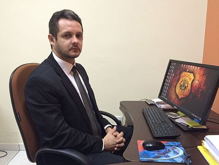 “Falar pouco”, orienta o delegado Roberth Alencar. (Foto: Brenna Amâncio/  AGAZETA)