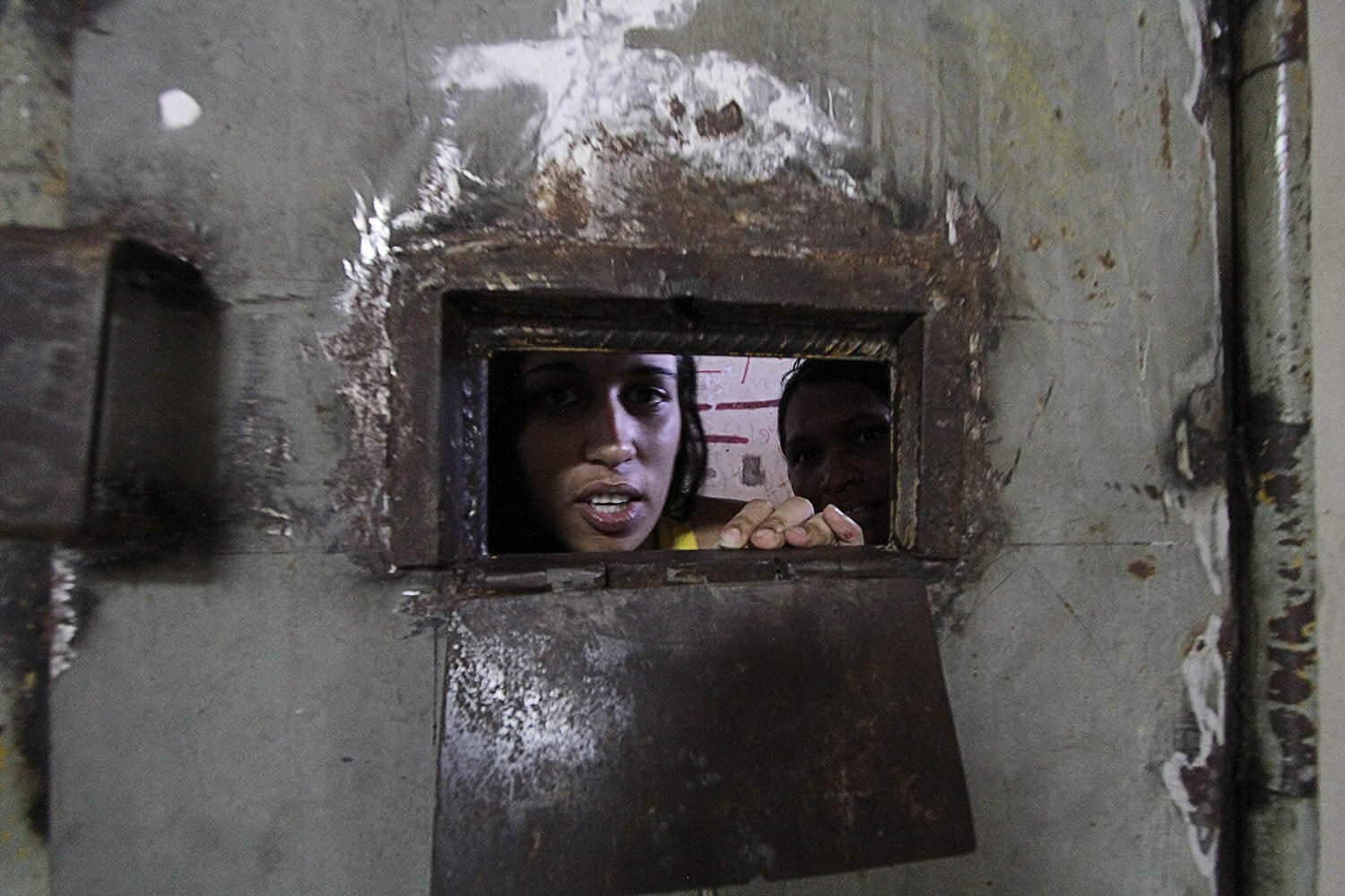 Aline Fernanda trazia 98 kg de maconha do Mato Grosso do Sul para o Acre em busca de receber R$ 3 mil; coordenadora do presídio feminino, Ana Cristina Pereira, afirma que tratamento é igual para todas as detentas e que além de estudarem, elas também ajudam nas tarefas trabalhando. (Foto: Odair Leal/ A GAZETA)