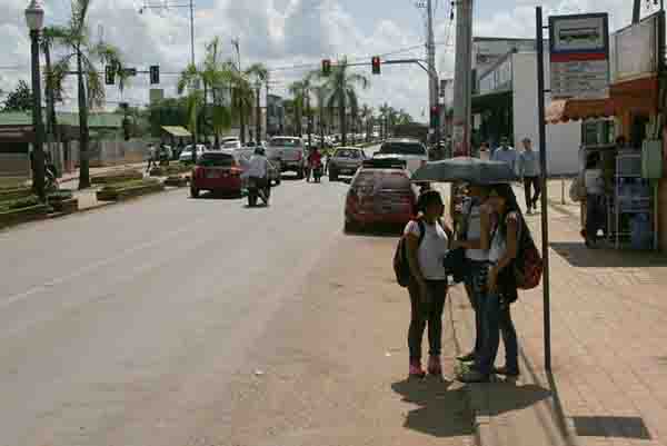 Em Rio Branco, algumas paradas não possuem abrigos. (Foto: ODAIR LEAL/AGAZETA)