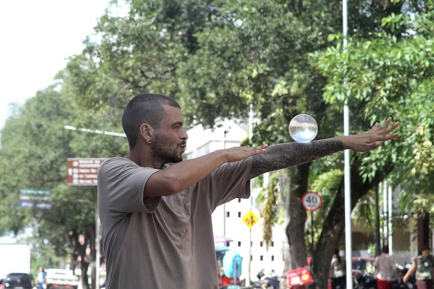 O que visitar no Acre ? 3 Turistas fazendo marabarismo são vistos pela cidade