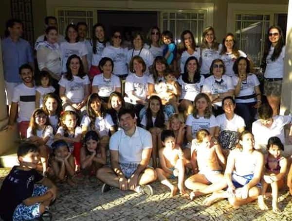 HOA 1 Maravilhosa, assim foi definida a ideia da Dra. Teka Lavocat Galvão, em reunir amigos e familiares para um encontro dos Lavocat. E a concretização dessa ideia aconteceu no último fim de semana na Capital da República para o Encontro da Família Lavocat. Foi um finde excepcionalmente fantástico para muitos abraços, oportuno para homenagens, perfeito para que todos dissessem um ao outro o quanto são importantes. Várias gerações dos Lavocat viveram momentos de bênçãos, brindes, jantares, almoços, festa junina, tudo no melhor estilo de celebrar a vida. Uma festa diferenciada que ficará na lembrança de todos. Click das irmãs Flavia, Terezinha, Mariazinha e Marília com os filhos e netos.