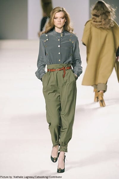 GAZETA ESTILO: "A calça clochard está de volta!" 2 Esse tipo de calça é perfeita para quem tem cintura fina e quadril largo. Mas opte pela modelagem de pernas retas, porque esse corte ameniza a região