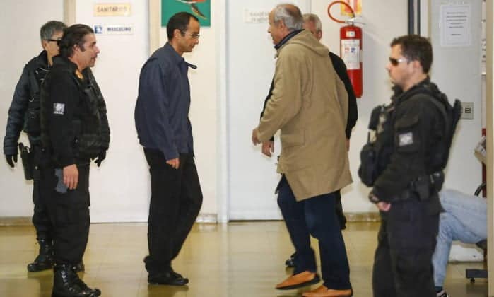 Frente a frente: os empreiteiros Marcelo Odebrecht (esquerda) e Otávio Marques de Azevedo (direita) durante exame de corpo de delito no IML de Curitiba, anteontem. (Foto: Geraldo Bubniak / Agência O Globo)
