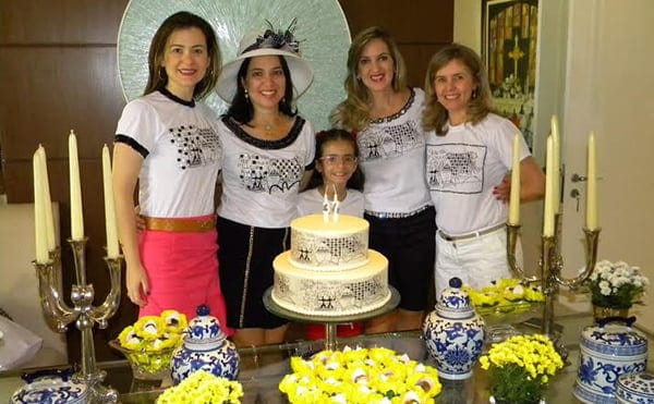 HOA 2 Na foto, a linda aniversariante ladeada pelas primas Rachel, Isabelle e Clarice.