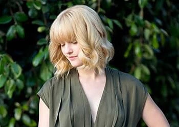 As mais baixinhas devem usar a blusa por dentro da calça, para alongar a silhueta