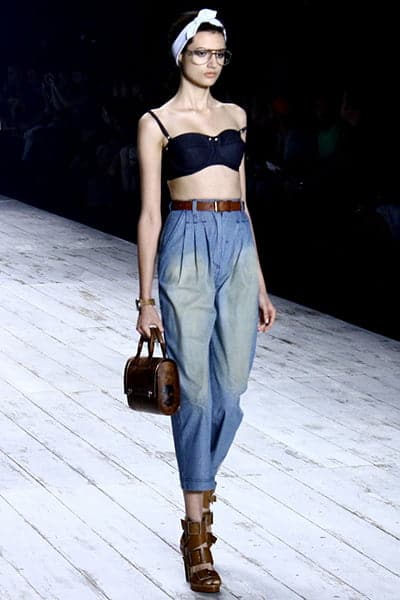 GAZETA ESTILO: "A calça clochard está de volta!" 4 Para as mulheres altas, o ideal é apostar em modelos cropped (curtos) e nos acessórios, que ajudam para ‘quebrar’ a silhue-ta, como essa proposta de Herchcovitch