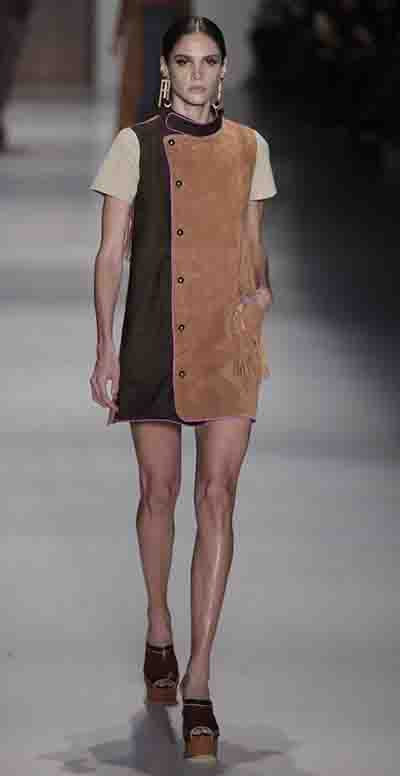 O QUE VEM POR AÍ NO VERÃO 2016? 4 Pegada retrô nesse look tricolor em camurça. O tamanco e o abotoamento lateral trazem um perfume nostálgico da década de 60