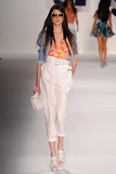 GAZETA ESTILO: "A calça clochard está de volta!" 7 Mulheres com pouco quadril devem apostar em modelagens de pernas mais afuniladas