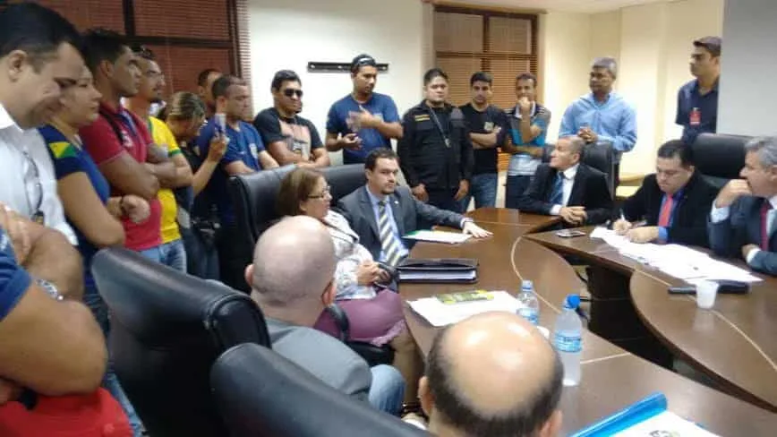 Sessão na Aleac é marcada por tumulto entre agentes socioeducativos e seguranças da Casa 1 Após confusão, agentes foram recebidos pelos deputados