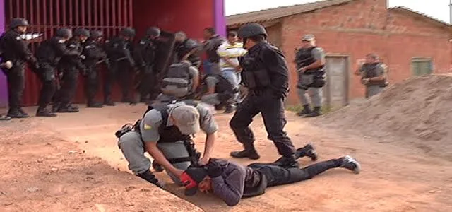 Assaltantes invadem casa, fazem família refém e trocam tiros com a polícia