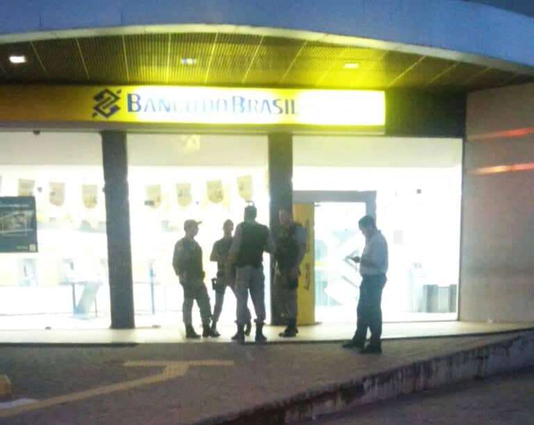 Bando armado arromba agência do BB no Centro e rouba cofre com armas 1 Bando entrou na agência pelo subsolo e invadiu sala dos cofres