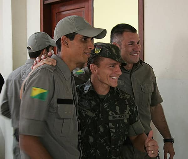 Terceira turma de policiais recebe brasão da Swat 1 Policiais comemoram o recebimento do brasão da Swat. (Foto: Odair Leal/ A GAZETA)
