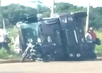 Caminhoneiro atropela ciclista, tenta fugir e capota caminhão na BR 364