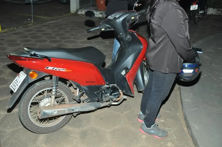 Enquanto mulher se preparava para dar carona, um homem armado se aproximou