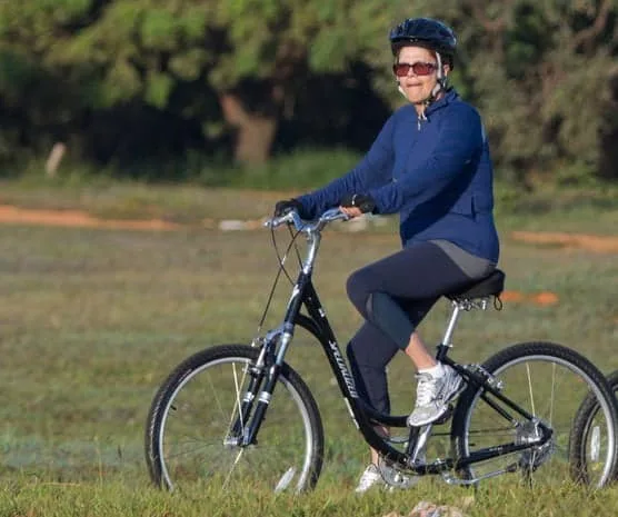 Dilma anda de bicicleta nos arredores do Palácio da Alvorada, em Brasília 1 Presidente Dilma Rousseff pedalou ao ar livre ontem. (FOTO: ED FERREIRA FOLHAPRESS)