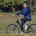 Dilma anda de bicicleta nos arredores do Palácio da Alvorada, em Brasília 7 Presidente Dilma Rousseff pedalou ao ar livre ontem. (FOTO: ED FERREIRA FOLHAPRESS)