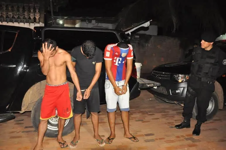 Dois irmãos e um amigo são presos pelo Bope com quase um quilo de cocaína 1 Drogas estariam sendo preparadas para a comercialização