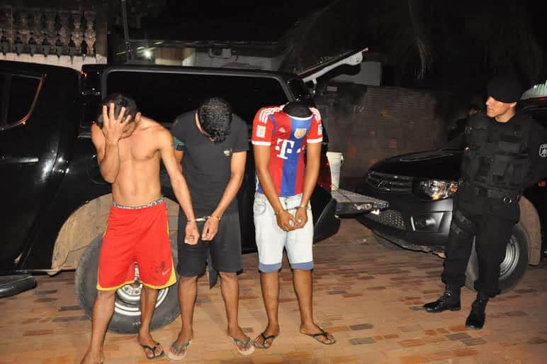 Dois irmãos e um amigo são presos pelo Bope com quase um quilo de cocaína 2 Drogas estariam sendo preparadas para a comercialização