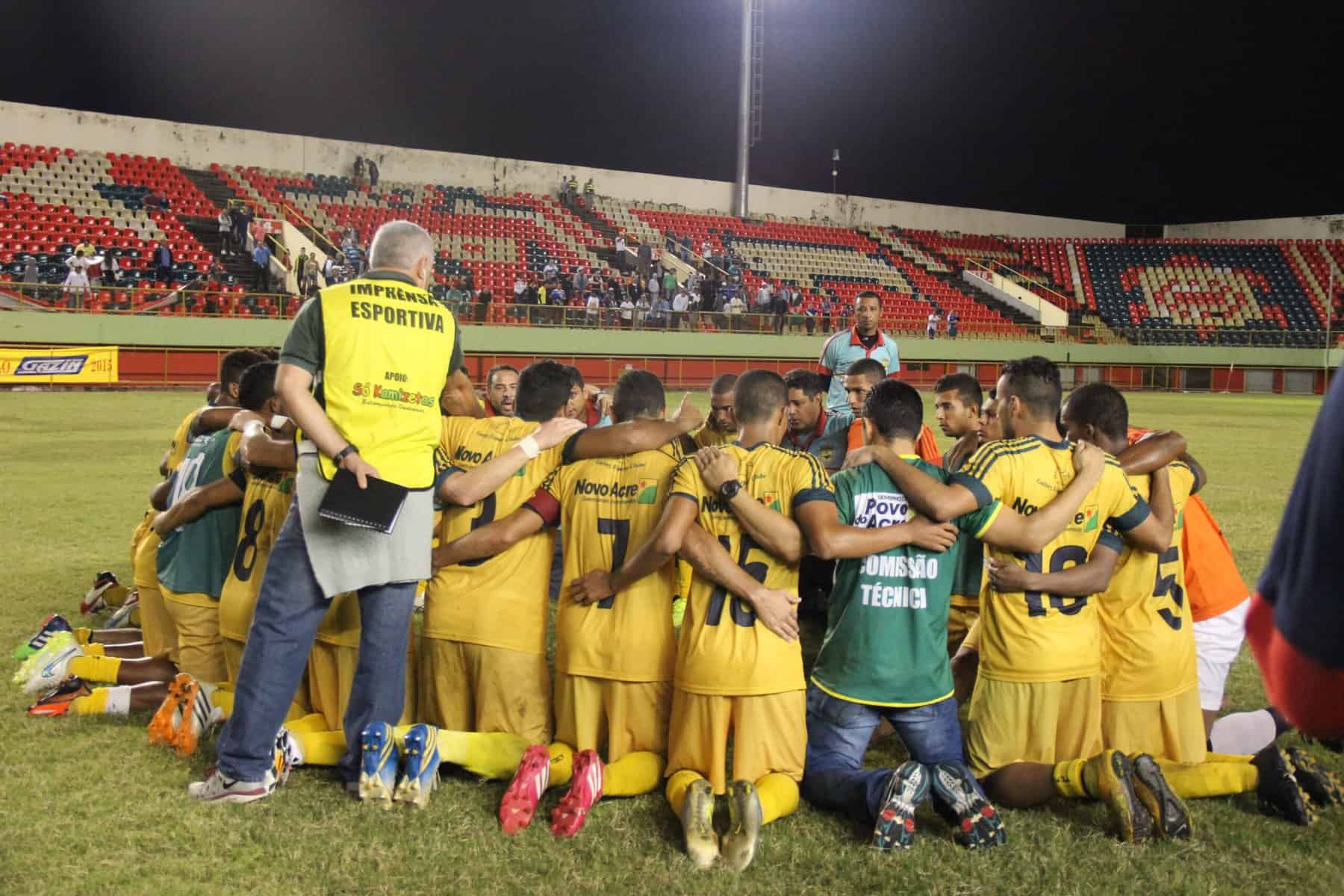 Imperador surpreende Atlético e está na final pela 1ª vez na história 2 Jogadores do Galvez comemoram classificação na prorrogação e inédita. (foto: João Paulo Maia)