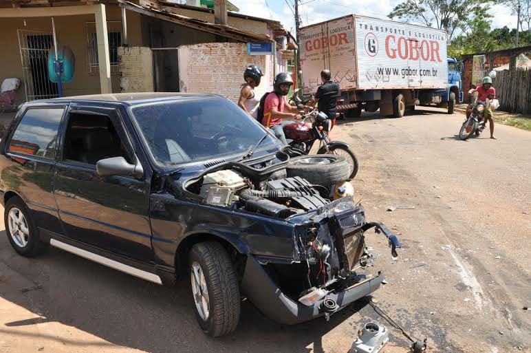Excesso de velocidade por pouco não termina em tragédia no São Francisco 2 Carro e caminhão ficaram amassados após a colisão