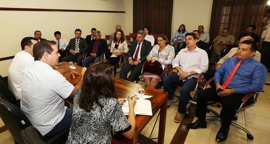 Deputados da base aliada na Assembléia reúnem-se com o governador Tião Viana 2 Executivos e Legislativo reforçaram união institucional. (Foto: Secom Acre)