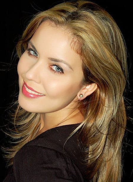 HAPPY DAY Parabéns à linda aniversariante da sexta-feira, 29: Mirla Miranda. Profissional muito competente e respeitada, ela vive um momento especial de sua vida: a maternidade do filho Miguel. Missão que vem sendo desempenhada com alegria e o grande apoio de seu esposo, o arquiteto Hebert Costa. Felicidades à aniversariante e à família!    