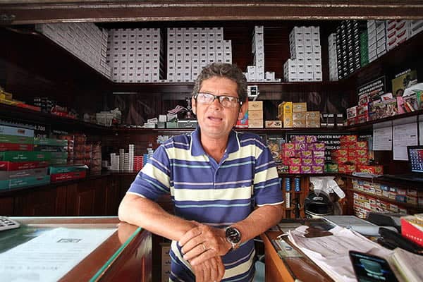 Comerciante Saulo reclama dos impostos abusivos. (Foto: Odair Leal/ A GAZETA)