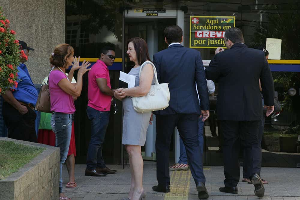 Greve por tempo indeterminado na Justiça Federal, Eleitoral e do Trabalho 2 RIO BRANCO, AC, 22.06.2015 - Greve por tempo indeterminado na Justiça Federal, Eleitoral e do Trabalho. No Acre o primeiro dia de greve por tempo indeterminado, Servidores dos Tribunais Regionais do Trabalho (TRT-AC) e Eleitoral (TRE-RO) nesta segunda-feira 22. Eles pedem reposição salarial e a aprovação do Projeto de Lei da Câmara 28 de 2015 (PLC 28/2015), que trata do plano de cargos e salários da categoria. O grupo estava sentado planejando a mobilização que será itinerante nas instituições envolvidas. Foto: Odair Leal/Folhapress