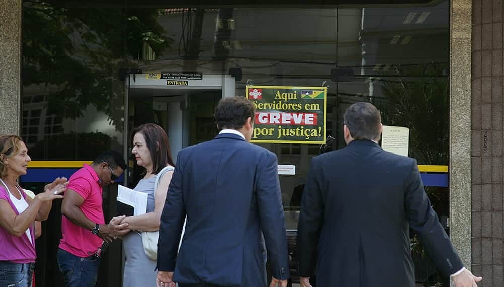 RIO BRANCO, AC, 22.06.2015 - Greve por tempo indeterminado na Justiça Federal, Eleitoral e do Trabalho. No Acre o primeiro dia de greve por tempo indeterminado, Servidores dos Tribunais Regionais do Trabalho (TRT-AC) e Eleitoral (TRE-RO)  nesta segunda-feira 22. Eles pedem reposição salarial e a aprovação do Projeto de Lei da Câmara 28 de 2015 (PLC 28/2015), que trata do plano de cargos e salários da categoria. O grupo estava sentado planejando a mobilização que será itinerante nas instituições envolvidas. Foto: Odair Leal/Folhapress