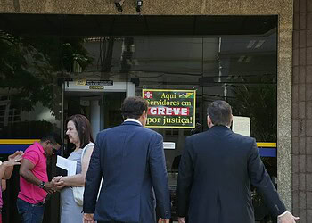 RIO BRANCO, AC, 22.06.2015 - Greve por tempo indeterminado na Justiça Federal, Eleitoral e do Trabalho. No Acre o primeiro dia de greve por tempo indeterminado, Servidores dos Tribunais Regionais do Trabalho (TRT-AC) e Eleitoral (TRE-RO)  nesta segunda-feira 22. Eles pedem reposição salarial e a aprovação do Projeto de Lei da Câmara 28 de 2015 (PLC 28/2015), que trata do plano de cargos e salários da categoria. O grupo estava sentado planejando a mobilização que será itinerante nas instituições envolvidas. Foto: Odair Leal/Folhapress