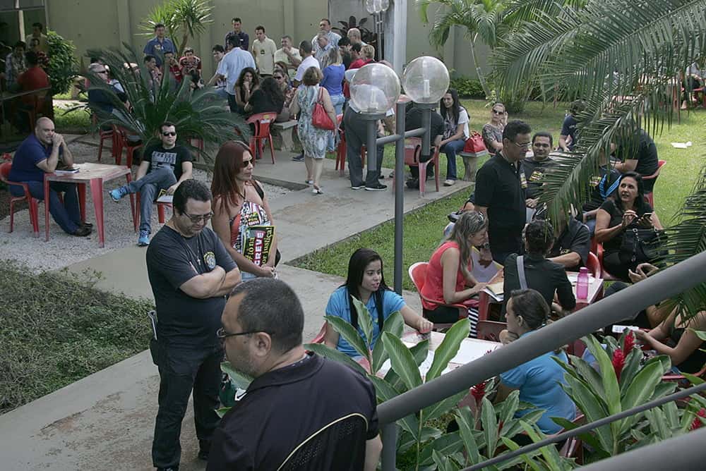 RIO BRANCO, AC, 22.06.2015 - Greve por tempo indeterminado na Justiça Federal, Eleitoral e do Trabalho. No Acre o primeiro dia de greve por tempo indeterminado, Servidores dos Tribunais Regionais do Trabalho (TRT-AC) e Eleitoral (TRE-RO)  nesta segunda-feira 22. Eles pedem reposição salarial e a aprovação do Projeto de Lei da Câmara 28 de 2015 (PLC 28/2015), que trata do plano de cargos e salários da categoria. O grupo estava sentado planejando a mobilização que será itinerante nas instituições envolvidas. Foto: Odair Leal/Folhapress
