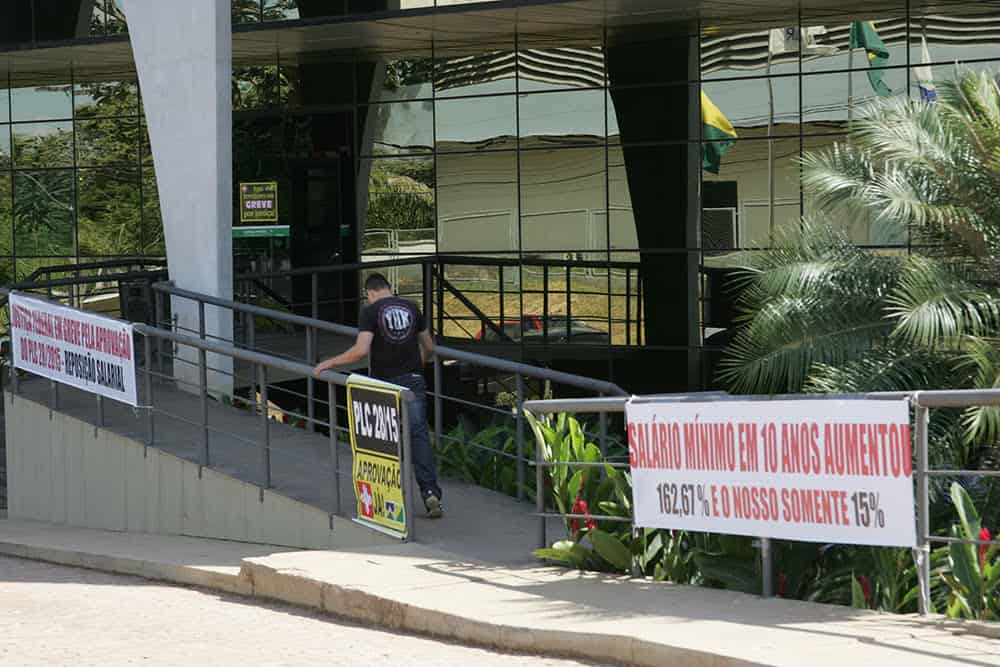 RIO BRANCO, AC, 22.06.2015 - Greve por tempo indeterminado na Justiça Federal, Eleitoral e do Trabalho. No Acre o primeiro dia de greve por tempo indeterminado, Servidores dos Tribunais Regionais do Trabalho (TRT-AC) e Eleitoral (TRE-RO)  nesta segunda-feira 22. Eles pedem reposição salarial e a aprovação do Projeto de Lei da Câmara 28 de 2015 (PLC 28/2015), que trata do plano de cargos e salários da categoria. O grupo estava sentado planejando a mobilização que será itinerante nas instituições envolvidas. Foto: Odair Leal/Folhapress
